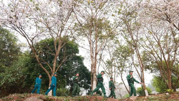 Cán bộ, chiến sĩ Đồn Biên phòng A Pa Chải tuần tra biên giới. (Ảnh: BÁO NHÂN DÂN)