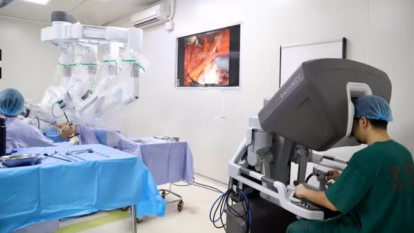 Ê-kíp bác sĩ Bệnh viện K ứng dụng robot phẫu thuật điều trị ung thư cổ tử cung cho người bệnh.
