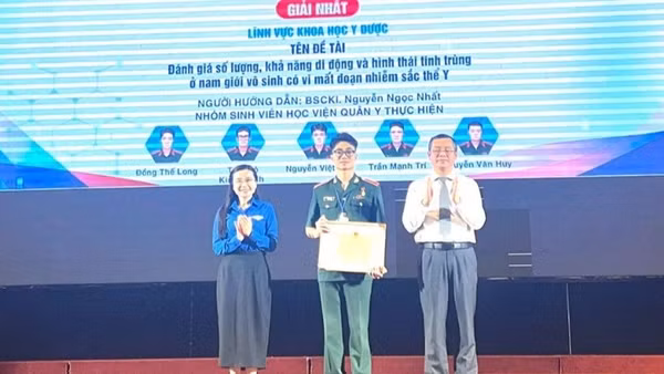 Thượng sĩ Đồng Thế Long (đứng giữa) thay mặt nhóm nghiên cứu nhận giải Nhất Giải thưởng khoa học và công nghệ dành cho sinh viên trong các cơ sở giáo dục đại học năm 2024.