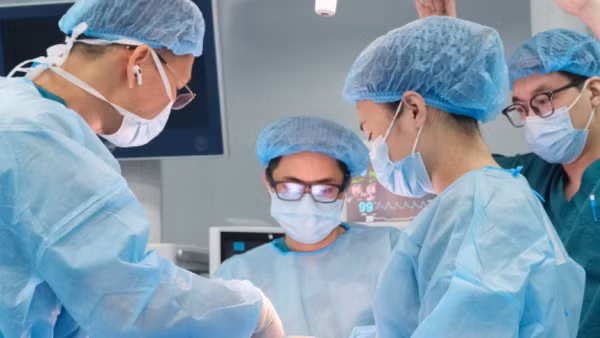  Ê-kíp bác sĩ Bệnh viện Nội tiết Trung ương phẫu thuật cho bệnh nhân. (Ảnh minh họa)