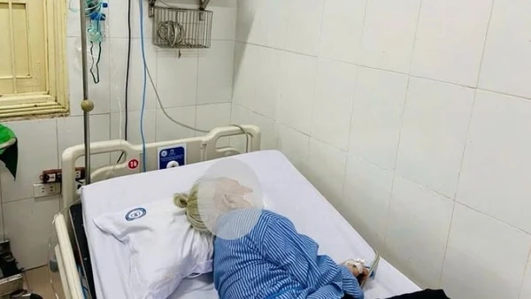 Các bác sĩ Bệnh viện Nội tiết Trung ương điều trị cho bệnh nhân.