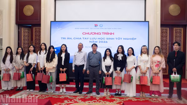 Đồng chí Nguyễn Duy Phóng và đồng chí Đỗ Mạnh Hà tặng quà cho các lưu học sinh Việt Nam tốt nghiệp năm 2026.