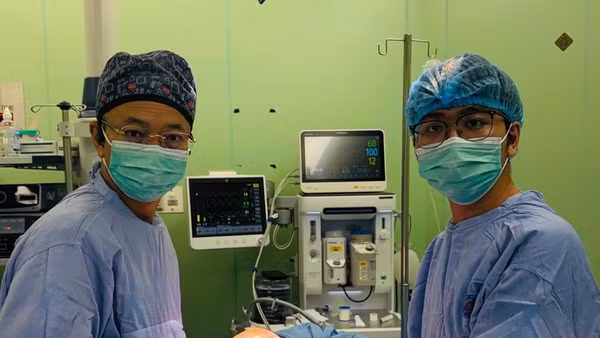 Ê-kíp bác sĩ Bệnh viện K thực hiện ca phẫu thuật lấy khối u, bảo tồn tuyến vú cho người bệnh.