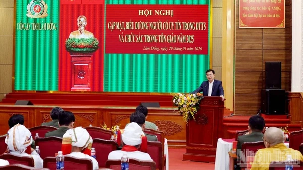 Đồng chí Hồ Văn Mười, Ủy viên Trung ương Đảng, Phó Bí thư Tỉnh ủy, Chủ tịch Ủy ban nhân dân tỉnh Lâm Đồng phát biểu tại hội nghị.