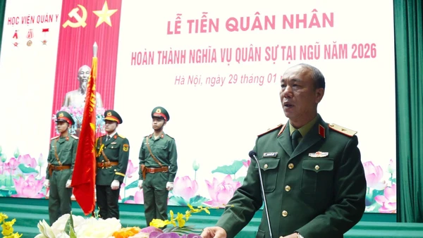 Thiếu tướng Phạm Đức Tiếp, Phó Giám đốc Học viện Quân y phát biểu tại buổi lễ.