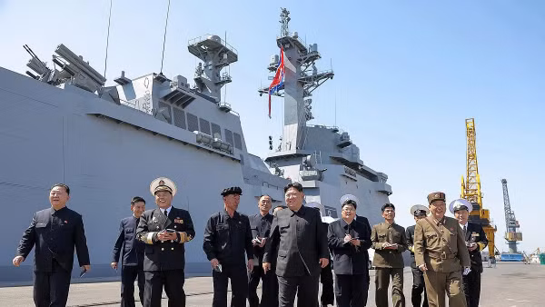 Nhà lãnh đạo Kim Jong Un giám sát vụ phóng thử tên lửa hành trình chiến lược và tên lửa chống hạm từ tàu khu trục Choe Hyon của Triều Tiên. (Ảnh: KCNA)
