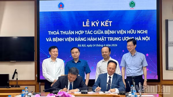 Giám đốc Bệnh viện Hữu Nghị Nguyễn Thế Anh và Giám đốc Bệnh viện Răng Hàm Mặt Trung ương (Hà Nội) Trần Cao Bính ký thỏa thuận hợp tác, hỗ trợ chuyên môn kỹ thuật giữa hai bệnh viện.