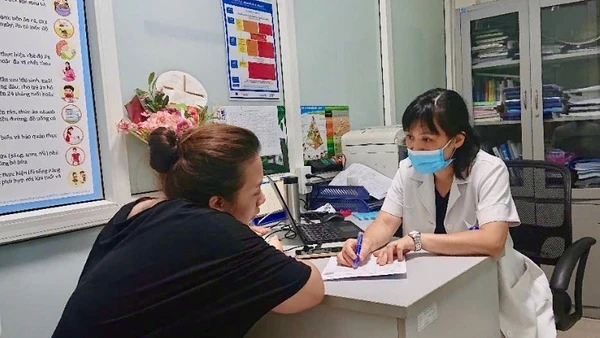 Tiến sĩ, bác sĩ Trần Châu Quyên, Trưởng khoa Khám tư vấn dinh dưỡng người lớn (Viện Dinh dưỡng quốc gia) khám tư vấn cho người dân.