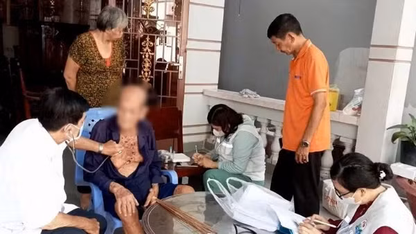 Nhân viên y tế xã Hiệp Phước (Thành phố Hồ Chí Minh) đến nhà khám sức khỏe cho người cao tuổi. (Ảnh: Báo Nhân Dân)