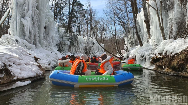 Khách du lịch trải nghiệm chèo thuyền trên suối ở Trường Bạch Sơn, tỉnh Cát Lâm, Trung Quốc.