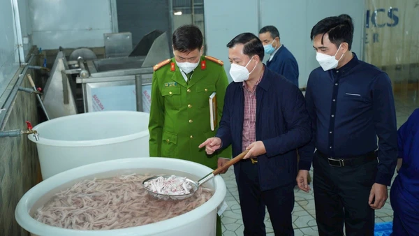 Đoàn kiểm tra liên ngành an toàn thực phẩm của thành phố Hà Nội kiểm tra điều kiện thực tế tại một công ty sản xuất chế biến thực phẩm đóng trên địa bàn Hà Nội. (Ảnh: THU TRANG)