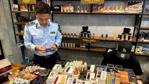 Lực lượng Quản lý thị trường thành phố Hà Nội xử lý vi phạm liên quan đến hoạt động kinh doanh thuốc lá điện tử tại một cửa hàng trên địa bàn. (Ảnh: ND)