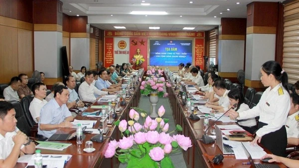 Lãnh đạo ngành thuế đối thoại với doanh nghiệp để tháo gỡ khó khăn, vướng mắc trong thực hiện chính sách thuế, góp phần cải thiện môi trường đầu tư, thúc đẩy phát triển sản xuất, kinh doanh. (Ảnh: QUANG AN)