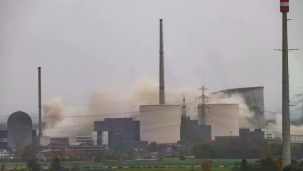 Hai tháp làm mát của nhà máy điện hạt nhân Gundremmingen đã ngừng hoạt động bị sập trong quá trình phá dỡ, tại Gundremmingen, Đức. (Nguồn: DPA)