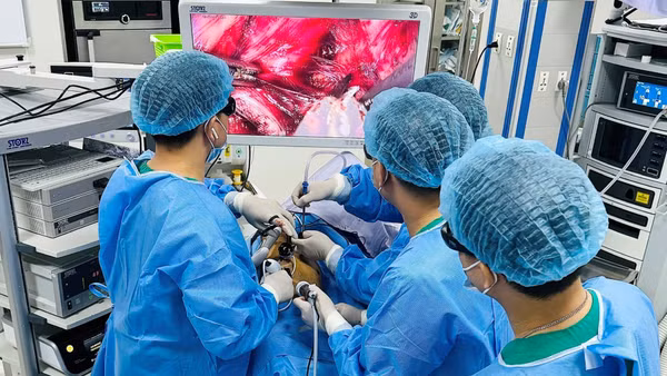 Ê-kíp bác sĩ Bệnh viện K phẫu thuật cho bệnh nhân ung thư thực quản phức tạp bằng phương pháp mổ nội soi 3D. 