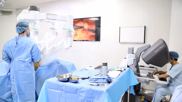 Ê-kíp các bác sĩ Bệnh viện K sử dụng kỹ thuật mổ nội soi robot để cắt bỏ đoạn trực tràng tổn thương cho bệnh nhân.