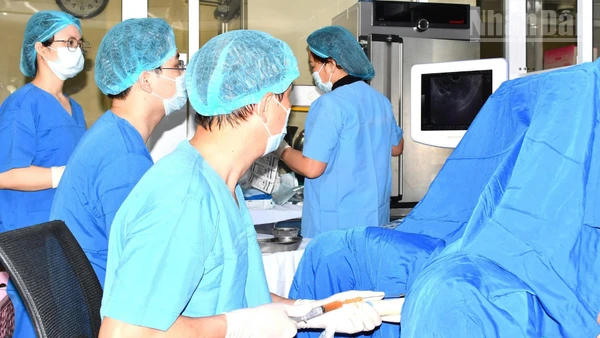 Các y bác sĩ Viện Mô phôi lâm sàng Quân đội thực hiện chọc hút trứng cho bệnh nhân khi thụ tinh ống nghiệm.