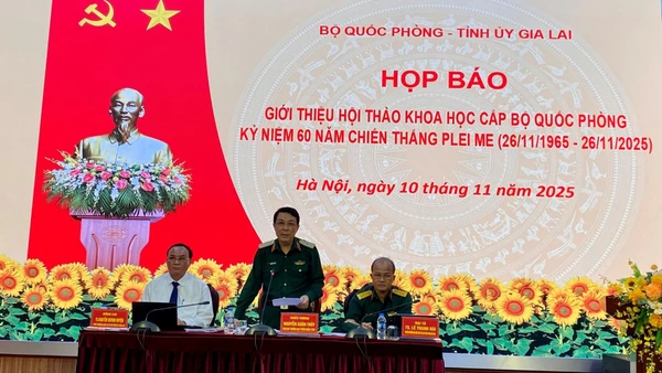 Thiếu tướng Nguyễn Xuân Thủy, Phó Cục trưởng Cục Tuyên huấn, Tổng cục Chính trị Quân đội Nhân dân Việt Nam phát biểu tại buổi họp báo.