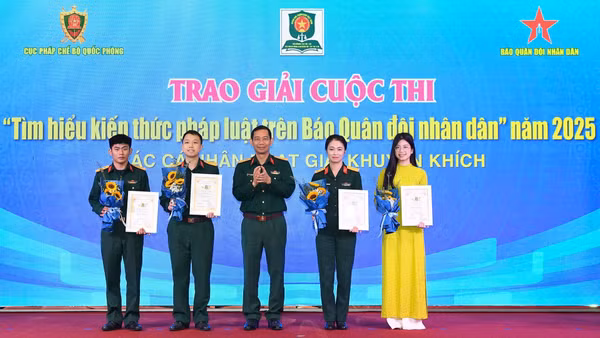 Trao giải Cuộc thi “Tìm hiểu kiến thức pháp luật trên Báo Quân đội nhân dân” năm 2025 và phát động cuộc thi năm 2026. (ẢNH: TUẤN HUY)