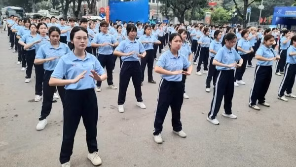 Màn đồng diễn dưỡng sinh đến từ 500 cán bộ, giảng viên, sinh viên Học viện Y-Dược học cổ truyền Việt Nam.