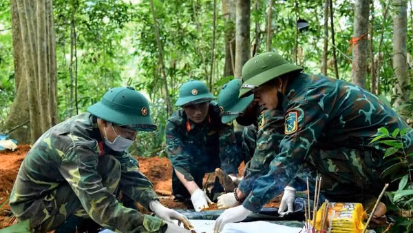 Đội quy tập hài cốt liệt sĩ Đoàn Kinh tế-Quốc phòng 337 (Quân khu 4) phát hiện, cất bốc hài cốt liệt sĩ.