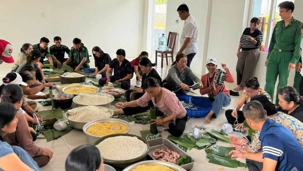 Bộ đội Biên phòng và người dân gói bánh tét gửi ra miền trung. (Ảnh: CTV)