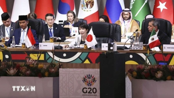 Thủ tướng Nhật Bản Sanae Takaichi (giữa) phát biểu tại Hội nghị thượng đỉnh G20 ở Johannesburg, Nam Phi ngày 22/11/2025. (ẢNH: Kyodo/TTXVN)
