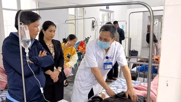 Đại diện lãnh đạo Ủy ban nhân dân xã Tân Lập, tỉnh Quảng Trị đến bệnh viện thăm hỏi, động viên các bệnh nhân.