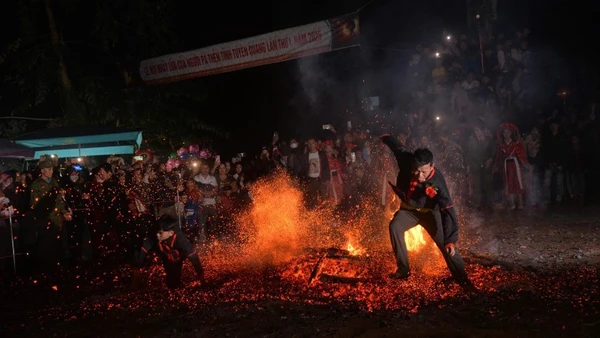 Tuyên Quang tổ chức Lễ hội nhảy lửa của người Pà Thẻn lần thứ I.