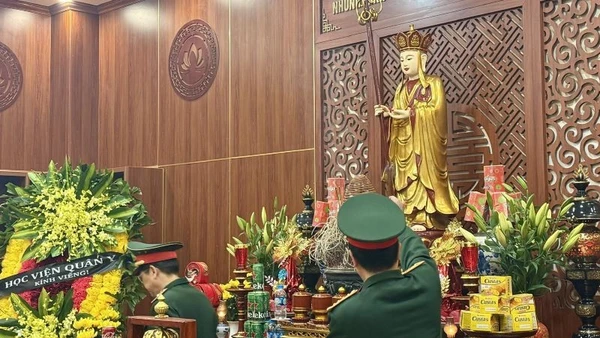 Các đại biểu thắp hương tưởng nhớ người hiến thân xác. 