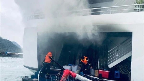 Lực lượng chữa cháy kịp thời dập tắt đám cháy tàu nghỉ đêm tại bến tàu Gia Luận (đặc khu Cát Hải, Hải Phòng). (Ảnh: TTXVN phát)