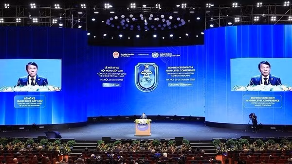 Bộ trưởng Công an, Đại tướng Lương Tam Quang phát biểu tại phiên bế mạc Lễ mở ký và Hội nghị cấp cao Công ước của Liên hợp quốc về chống tội phạm mạng 2025 (Công ước Hà Nội). Ảnh: BÁO NHÂN DÂN