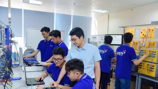 Sinh viên tham gia các tiết học tại Trường đại học Khoa học và Công nghệ Hà Nội (USTH). (Ảnh TL)