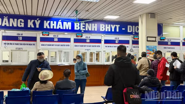 Người dân đăng ký khám, chữa bệnh bảo hiểm y tế tại Bệnh viện.