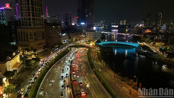 Nhiều tuyến đường ở khu vực trung tâm thành phố rơi vào cảnh kẹt xe kéo dài.