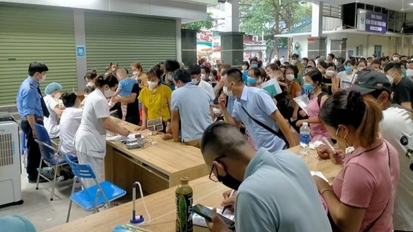 Quá tải tại một số bệnh viện tuyến trung ương làm thời gian khám chờ đợi lâu, ảnh hưởng đến sức khỏe của bệnh nhân. (Ảnh minh họa)