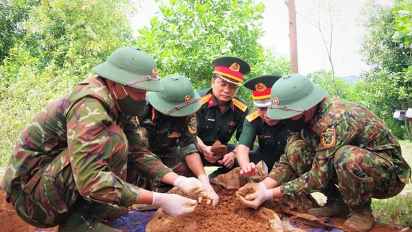 Cán bộ nhân viên đội quy tập hài cốt liệt sĩ Đoàn Kinh tế-Quốc phòng 337, Quân khu 4 tổ chức tìm kiếm và cất bốc hài cốt liệt sĩ tại thôn Xa Re, xã Khe Sanh, tỉnh Quảng Trị. (Ảnh: BÁO NHÂN DÂN)