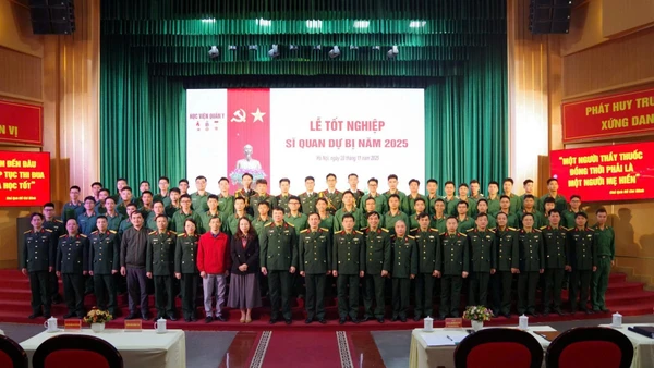 Các đại biểu dự lễ tốt nghiệp chụp ảnh cùng các tân Sĩ quan dự bị.