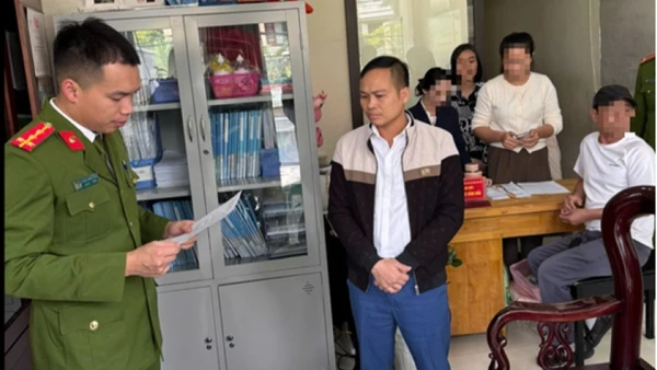 Công an tỉnh Quảng Ninh thực hiện quy trình tố tụng đối với Nguyễn Văn Hải, Giám đốc Trung tâm công tác xã hội Hải Hà. (Ảnh: Công an tỉnh Quảng Ninh)