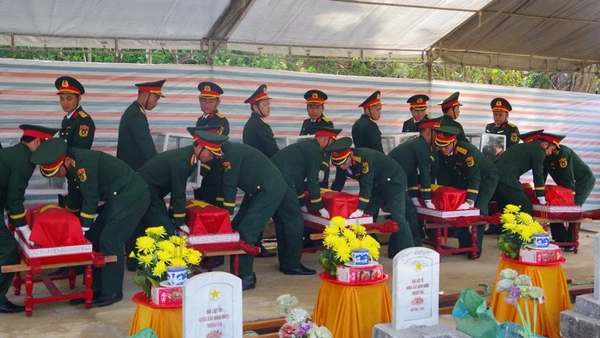 Lễ an táng các hài cốt liệt sĩ. (Ảnh: BÁO NHÂN DÂN)