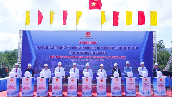 Các đại biểu thực hiện nghi thức bấm nút khởi công Trường nội trú tiểu học và trung học cơ sở Hướng Phùng.