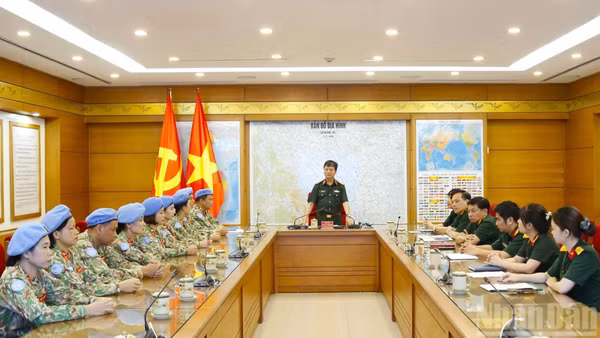 Thiếu tướng, Phó Giáo sư, Tiến sĩ Vũ Nhất Định, Phó Giám đốc Học viện Quân y phát biểu khai mạc khóa huấn luyện.
