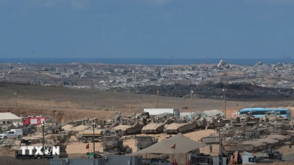 Xe quân sự Israel tại khu vực biên giới với Dải Gaza ngày 10/10/2025. (Ảnh: THX/TTXVN)