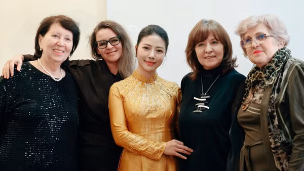 Nguyễn Bảo Yến (áo vàng) và các thành viên Hội đồng đánh giá luận án và các giảng viên hướng dẫn của Nhạc viện Quốc gia Ural M.P.Mussorgsky.