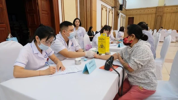 Các bác sĩ Bệnh viện Nội tiết Trung ương và Bệnh viện Nội tiết Nam Định thăm khám, tư vấn bệnh đái tháo đường cho người dân.