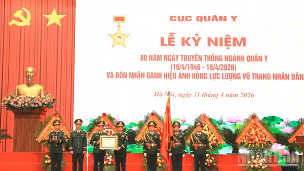 Đại tướng Phan Văn Giang, Ủy viên Bộ Chính trị, Phó Bí thư Quân ủy Trung ương, Phó Thủ tướng Chính phủ, Bộ trưởng Quốc phòng trao Danh hiệu Anh hùng Lực lượng vũ trang nhân dân tặng Cục Quân y.