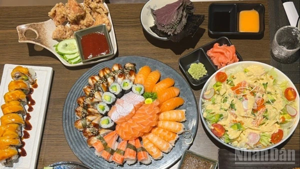 Bộ Y tế đề nghị truy xuất nguồn gốc thực phẩm để xác định rõ nguồn cung cấp nguyên liệu, thực phẩm nghi ngờ gây ngộ độc sau khi ăn buffet tại một quán ăn. (Ảnh minh họa)