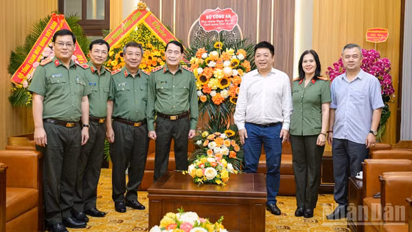 Đồng chí Quế Đình Nguyên, Phó Bí thư Đảng ủy, Phó Tổng Biên tập Báo Nhân Dân tiếp đoàn công tác của Bộ Công an do Thượng tướng Lê Quốc Hùng, Ủy viên Trung ương Đảng, Phó Bí thư Đảng ủy Công an Trung ương, Thứ trưởng Công an làm Trưởng đoàn. (Ảnh: BẢO LONG)
