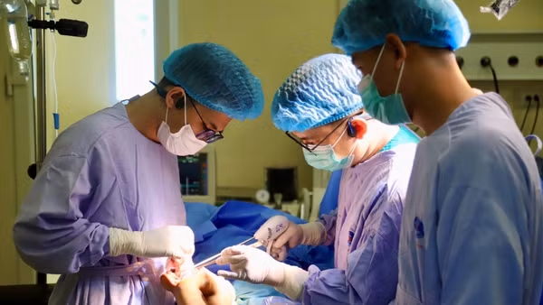 Ê-kíp các bác sĩ Bệnh viện K thực hiện phẫu thuật cho bệnh nhi.