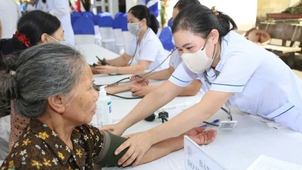 Tăng cường bảo vệ, chăm sóc và nâng cao sức khỏe nhân dân. (Ảnh: BÁO NHÂN DÂN)